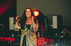 Alanis Morissette sobe ao palco com uma mensagem poderosa sobre as disparidades salariais entre homens e mulheres ao se apresentar no Blenheim Palace Pageant 2026