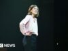 Rosamund Pike chama o público por enviar mensagens de texto durante o present