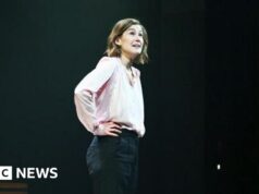 Rosamund Pike chama o público por enviar mensagens de texto durante o present