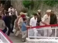 Akshay Kumar busca bênçãos no templo Mata Vaishno Devi