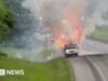 Caminhão que transportava fogos de artifício pega fogo e provoca uma exibição espetacular