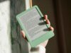 Eu sempre levo este Kindle do tamanho da palma da mão antes de sair de casa – e custa menos de US $ 100 até o fim do Prime Day
