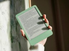 Eu sempre levo este Kindle do tamanho da palma da mão antes de sair de casa – e custa menos de US $ 100 até o fim do Prime Day
