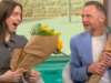 Simon Pegg e Lizzy McAlpine em seu filme "Somente o que carregamos"