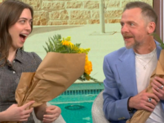 Simon Pegg e Lizzy McAlpine em seu filme "Somente o que carregamos"