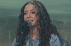 Sessões de sábado: Ashley McBryde se apresenta "Garrafa me diz isso"