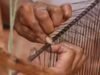 Artesãos equatorianos trabalhando para preservar o artesanato tradicional de tecer filtros de crina de cavalo