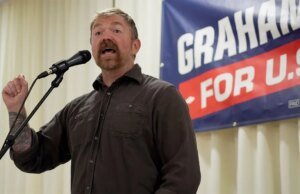 Ativistas por trás da ascensão de Graham Platner admitem que o processo de verificação não trouxe à tona tatuagens ligadas ao nazismo