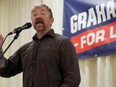 O senador Collins critica Graham Platner, apoiado por Bernie, como muito esquerdista para os eleitores do Maine