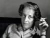 Citação do filósofo político da época: ‘A triste verdade é que a maior parte do mal é cometida por pessoas que nunca decidem ser boas ou más’ – Hannah Arendt