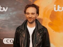 A estrela de Coronation Road, Jack P Shepherd, apoia o filho enquanto ele sobe ao palco de Manchester