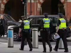 Jovem de 18 anos esfaqueado até a morte, abandonado do lado de fora do Hospital Poole, no Reino Unido, após ser retirado do native do ataque