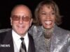 Clive Davis, magnata da música por trás de Whitney Houston e Bruce Springsteen, morre aos 94 anos