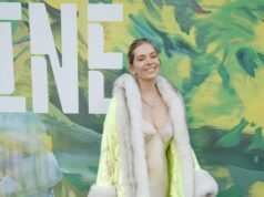 Sienna Miller enfrenta a onda de calor com um casaco de pele grosso enquanto lidera as estrelas na Serpentine Summer season Get together