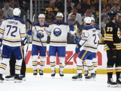 Sabres enviam Alex Tuch para Caps em acordo de assinatura e troca