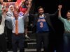 Os apresentadores do ‘Pod Save America’ chamam as vitórias socialistas de um ‘sinal de alerta’ para os democratas e criticam as visões ‘idiotas’ da extrema esquerda