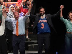 Os apresentadores do ‘Pod Save America’ chamam as vitórias socialistas de um ‘sinal de alerta’ para os democratas e criticam as visões ‘idiotas’ da extrema esquerda