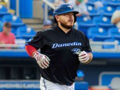 Alejandro Kirk, do Blue Jays, homenageia o primeiro jogo de reabilitação com o single A Dunedin