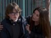 Carla Connor, de Coronation Avenue, vem em auxílio de Sam Blakeman enquanto Roy Cropper incita a violência