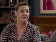 A estrela de Coronation Road apareceu no drama de Graham Norton e há um hyperlink para sua personagem de paralelepípedos