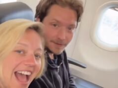 Kelsey Parker sorri com o parceiro enquanto eles se separam após a alegria da gravidez