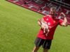 A estrela de Emmerdale leva o filho de dois meses para Previous Trafford e compartilha fotos adoráveis