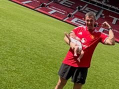 A estrela de Emmerdale leva o filho de dois meses para Previous Trafford e compartilha fotos adoráveis