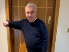 Eamonn Holmes oferece atualizações de saúde enquanto permanece no hospital meses após o derrame