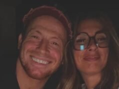 Stacey Solomon emociona-se com Joe Swash enquanto eles compartilham com entusiasmo a atualização de promoção