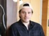 Brooklyn Beckham causa agitação ao distribuir ingressos para a Copa do Mundo em meio a uma briga com o pai do jogador de futebol