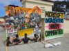 Enquanto a Microsoft sobe ao palco, os manifestantes saem às ruas