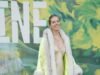 Sienna Miller enfrenta onda de calor e sorri com casaco de pele na Serpentine Summer time Social gathering