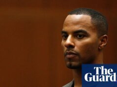 Estuprador em série, ex-jogador da NFL, transferido da prisão para casa de recuperação