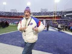Jim Kelly reconhece que recentemente teve um derrame