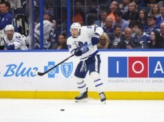 Maple Leafs recontratam D Troy Stecher para contrato de 2 anos