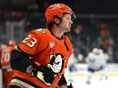 Geese trocam Mason McTavish por Blues por 2 jogadores do primeiro turno