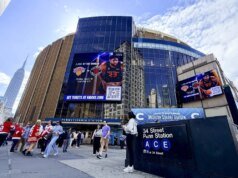 Policial agredido, 26 presos enquanto torcedores do Knicks comemoram em Nova York