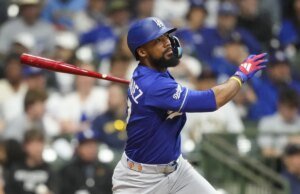Dodgers ativam OF Teoscar Hernandez da lista de feridos