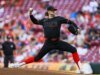 Texas Rangers contrata RHP Chris Paddack e promove Cameron Cauley