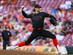 Texas Rangers contrata RHP Chris Paddack e promove Cameron Cauley