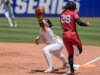 A explosão tardia de Katie Stewart impulsiona o Texas a ultrapassar Nebraska no WCWS