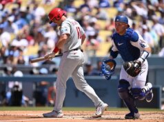 Phillies C JT Realmuto atingido por arremesso no pulso; Raios X negativos