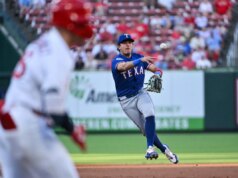 Rangers marcam 3 corridas na 9ª entrada para subjugar Cardinals