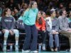 A guarda da liberdade Sabrina Ionescu (atrás) sai novamente contra Fever