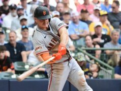 Giants acertam 20 rebatidas e evitam Brewers por 12-9