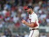 Chris Sale descansado, vitória na série de perseguição de Braves contra Brewers