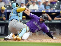 Brewers acertam 10 rebatidas extra-base na derrota nas Montanhas Rochosas