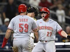 Sal Stewart acerta o residence run em 11º e os Reds vencem os Padres