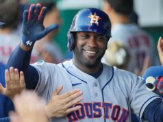 Yordan Alvarez, do Astros, acerta residence run de 2 corridas e bate no primeiro inning