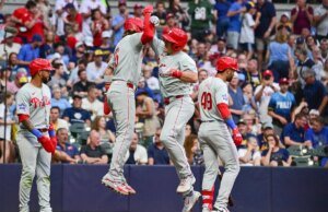 Phillies coleta 17 sucessos, o melhor da temporada, Edge Brewers